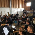 Musik ... zwo drei vier ... Musik ... zwo drei vier ...